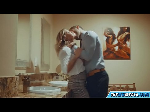 ❤️ جڏهن هڪ busty سنهري اوھان کي هڪ عوامي آرام روم ۾ seduces ❌ ️❤